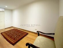 Sala del departamento en venta en San Isidro con piso de madera