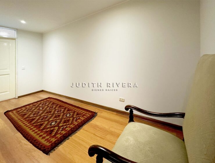 Sala del departamento en venta en San Isidro con piso de madera