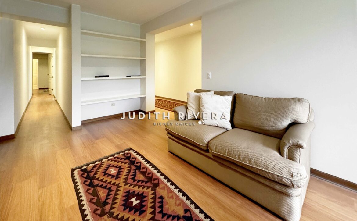 Sala con piso laminado, departamento en venta en San Isidro