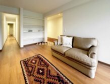 Sala con piso laminado, departamento en venta en San Isidro