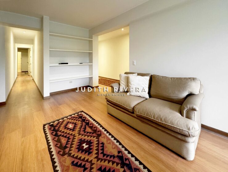 Sala con piso laminado, departamento en venta en San Isidro