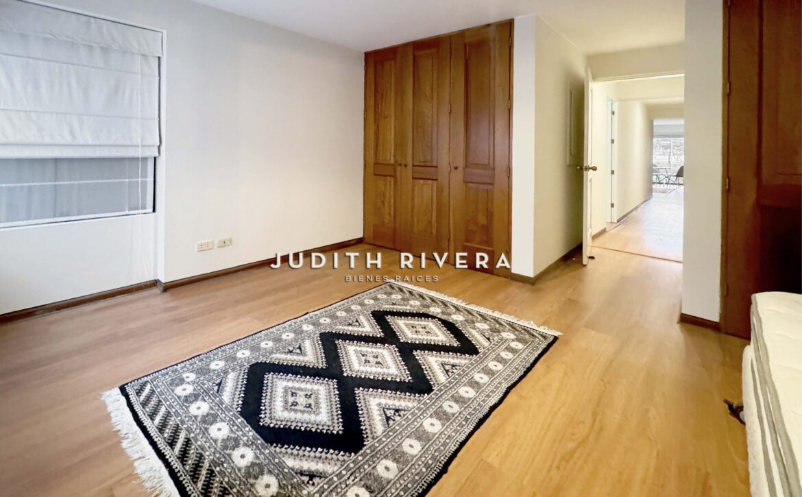 Dormitorio con clóset y acceso al pasillo, departamento en San Isidro