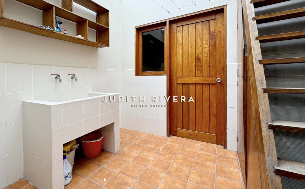 Dormitorio principal con baño incorporado, departamento en venta en San Isidro