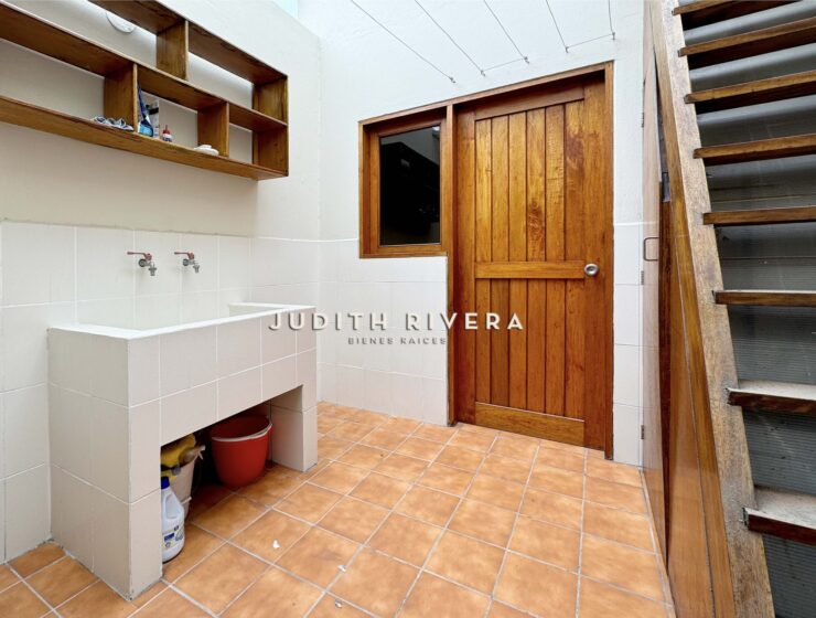 Dormitorio principal con baño incorporado, departamento en venta en San Isidro