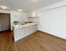 Descubre tu nuevo hogar en este moderno y acogedor departamento de estreno, ubicado estratégicamente en Lince, en el límite con San Isidro. Este espacio de 50 m² combina perfectamente la comodidad y el estilo de vida urbano que buscas.