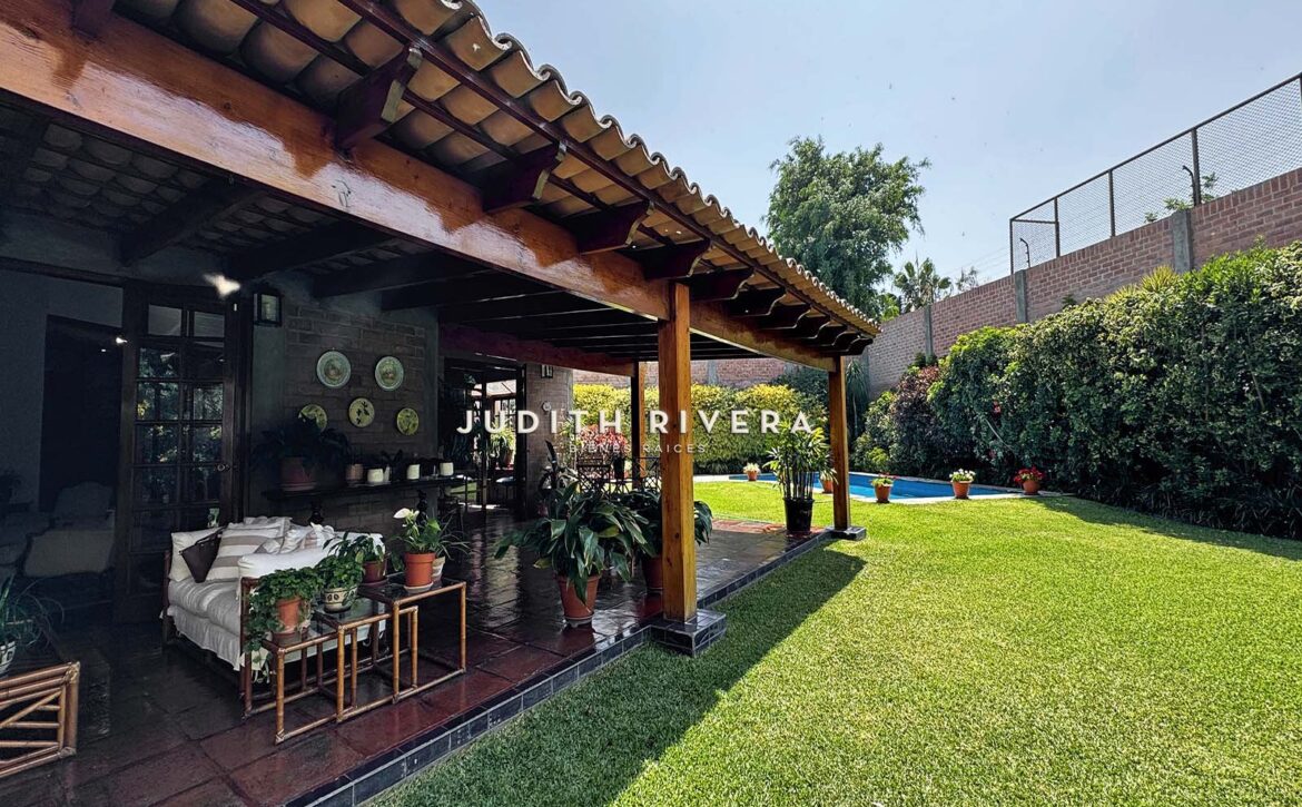 Hermosa casa de una planta en muy buena ubicación con vista a amplio jardin, terraza y piscina.