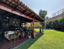Hermosa casa de una planta en muy buena ubicación con vista a amplio jardin, terraza y piscina.