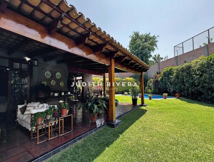 Hermosa casa de una planta en muy buena ubicación con vista a amplio jardin, terraza y piscina.