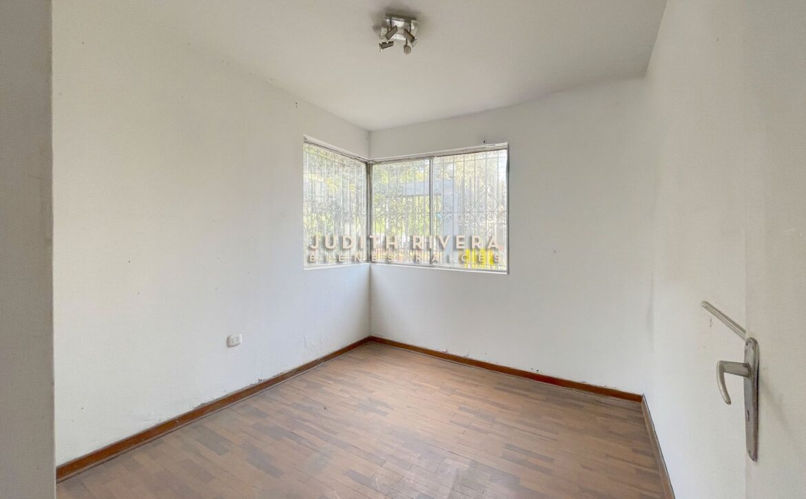 Vista frontal del terreno en venta en Casuarinas, Surco, en la esquina con Av. Casuarinas