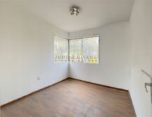 Vista frontal del terreno en venta en Casuarinas, Surco, en la esquina con Av. Casuarinas