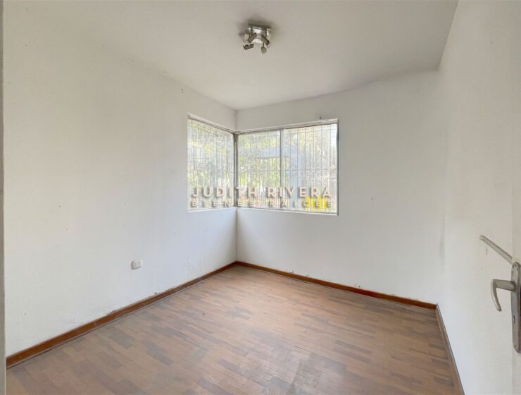 Vista frontal del terreno en venta en Casuarinas, Surco, en la esquina con Av. Casuarinas