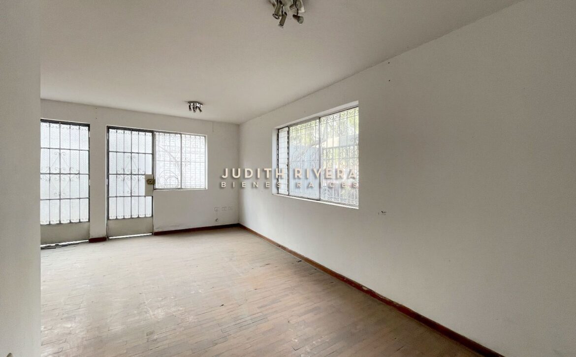 Vista lateral del terreno en venta en Casuarinas, Surco, colindante con Calle Los Alerces