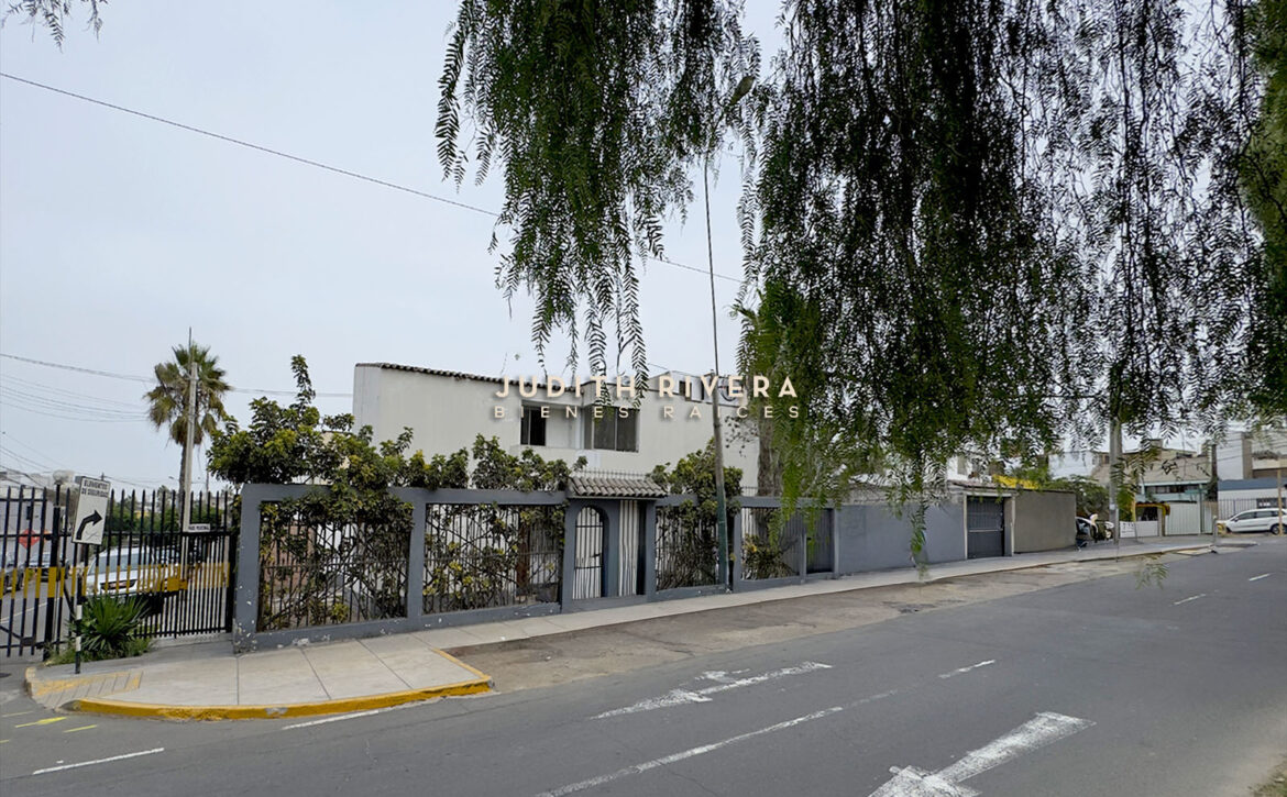 Vista de acceso vehicular al terreno en venta en Casuarinas, Surco