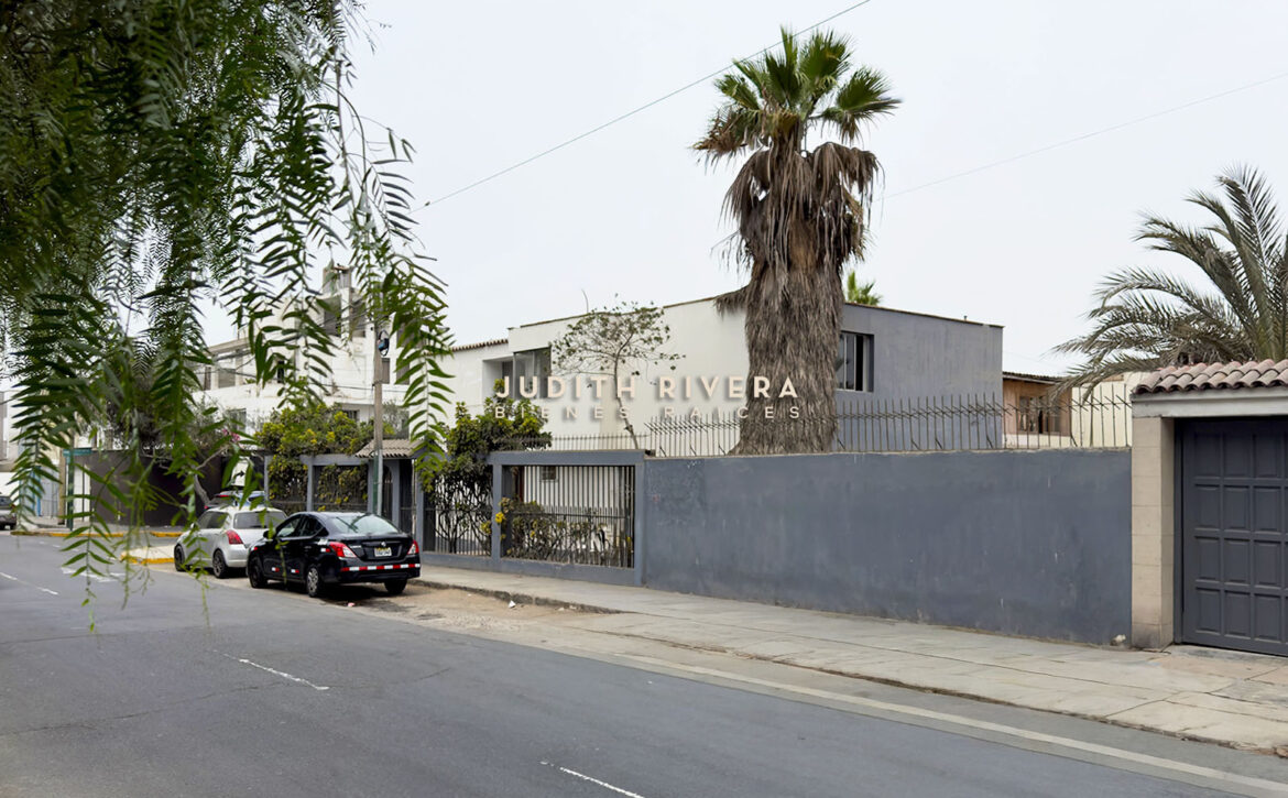 Vista diagonal del terreno en venta en Casuarinas, Surco