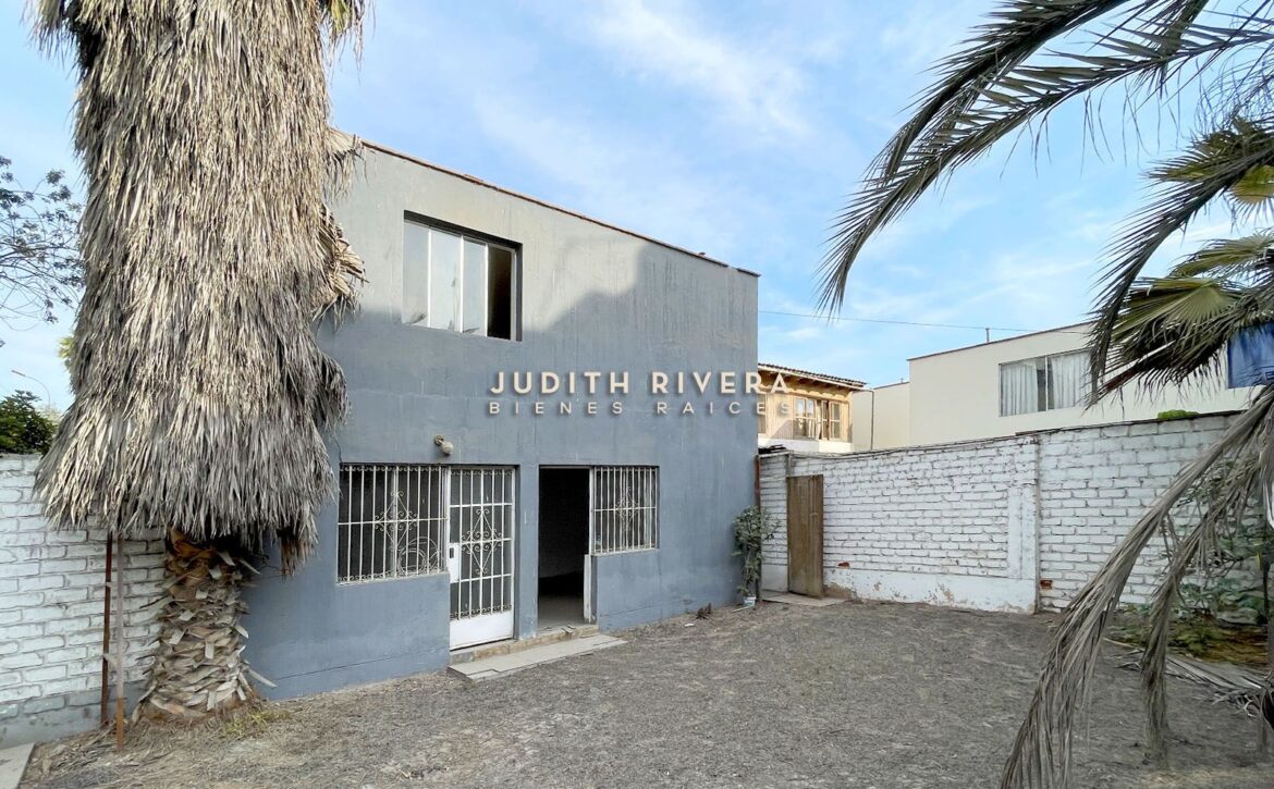 Vista de la avenida frente al terreno en venta en Casuarinas, Surco