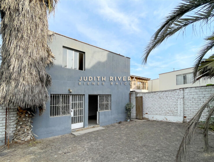 Vista de la avenida frente al terreno en venta en Casuarinas, Surco