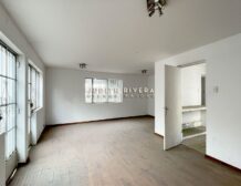 Vista de Calle Los Alerces junto al terreno en venta en Casuarinas, Surco