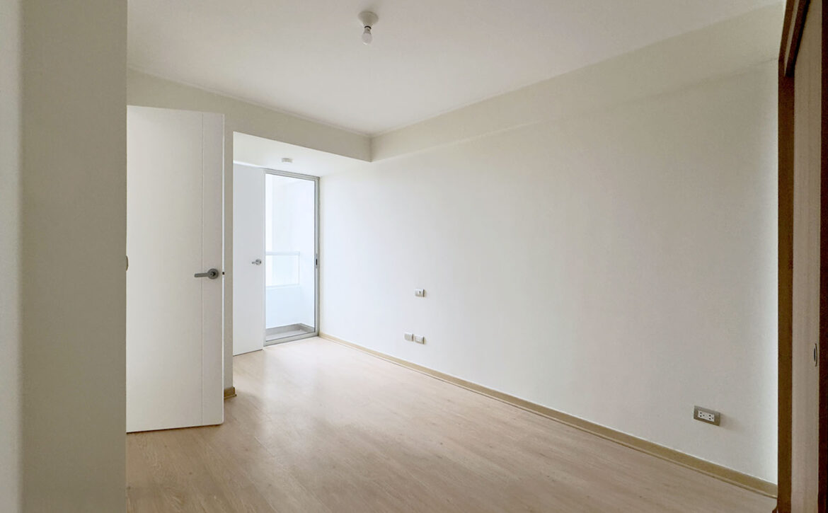 Dormitorio con balcón y piso laminado, departamento en venta en Lince
