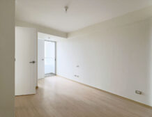 Dormitorio con balcón y piso laminado, departamento en venta en Lince