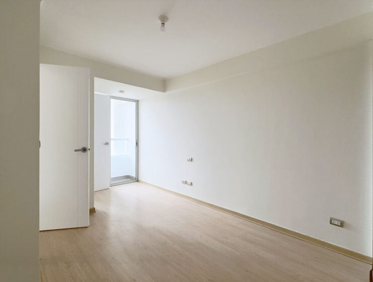 Dormitorio con balcón y piso laminado, departamento en venta en Lince
