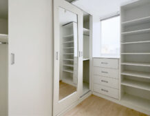 Walk-in closet del dormitorio principal con cajonera y espejo, departamento en venta en Lince
