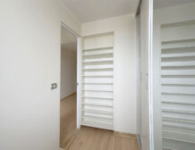 Vestidor del dormitorio principal con repisas y ventana, departamento en venta en Lince