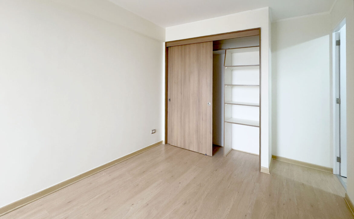 Dormitorio con clóset corredizo y repisas, departamento en venta en Lince