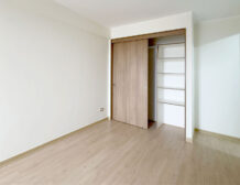 Dormitorio con clóset corredizo y repisas, departamento en venta en Lince