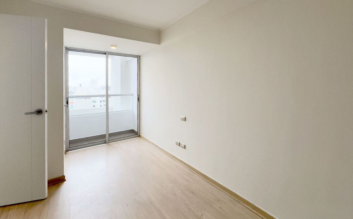 Dormitorio con piso laminado y puerta corrediza, departamento en venta en Lince