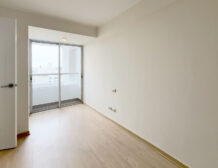 Dormitorio con piso laminado y puerta corrediza, departamento en venta en Lince