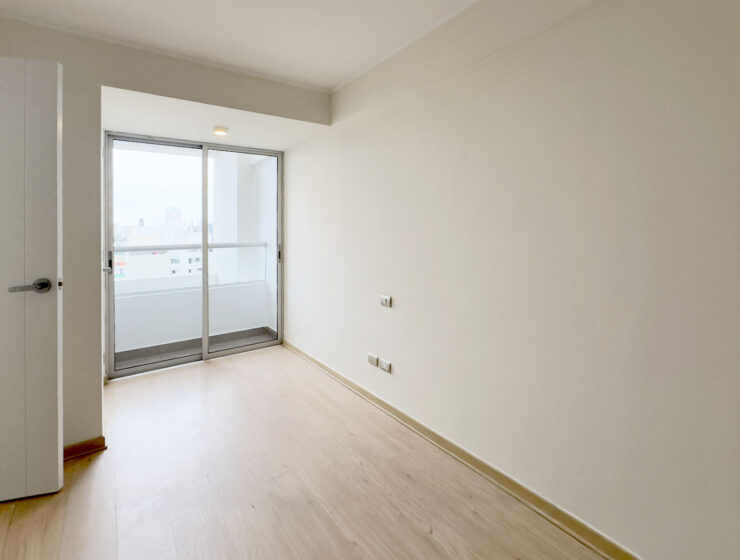 Dormitorio con piso laminado y puerta corrediza, departamento en venta en Lince