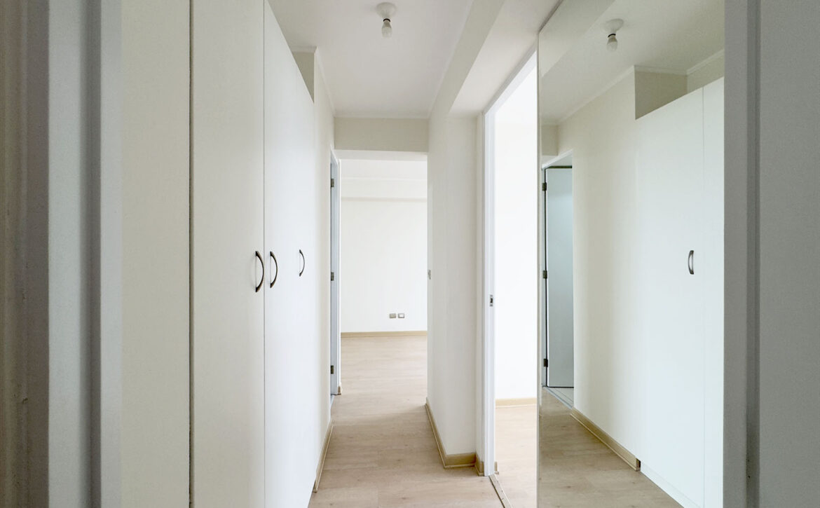 Pasillo interior con clósets empotrados, departamento en venta en Lince