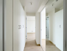 Pasillo interior con clósets empotrados, departamento en venta en Lince