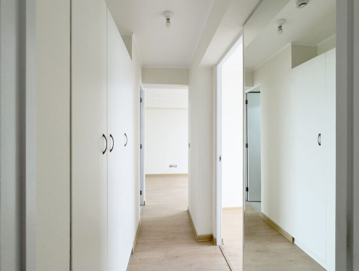 Pasillo interior con clósets empotrados, departamento en venta en Lince