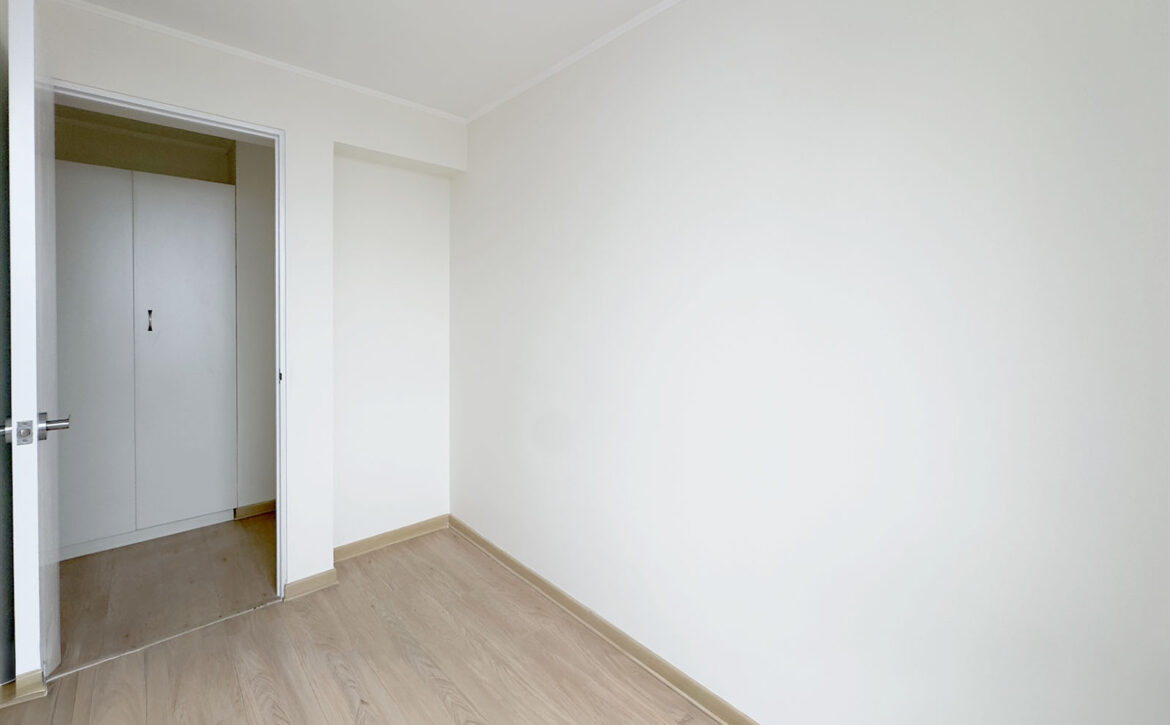 Área de dormitorios con piso laminado, departamento en venta en Lince