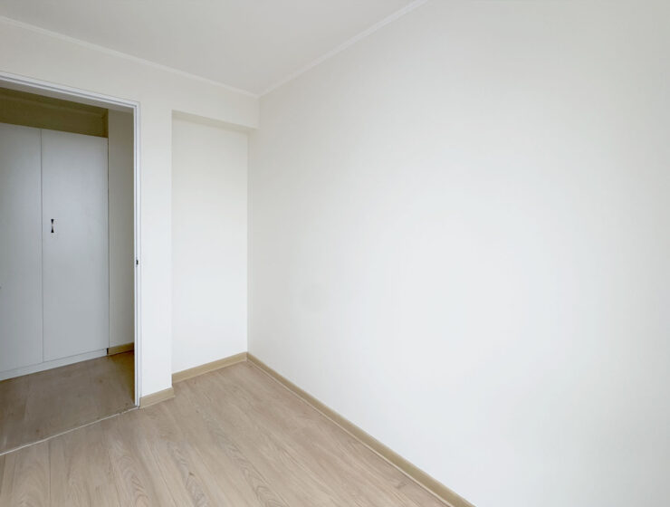 Área de dormitorios con piso laminado, departamento en venta en Lince