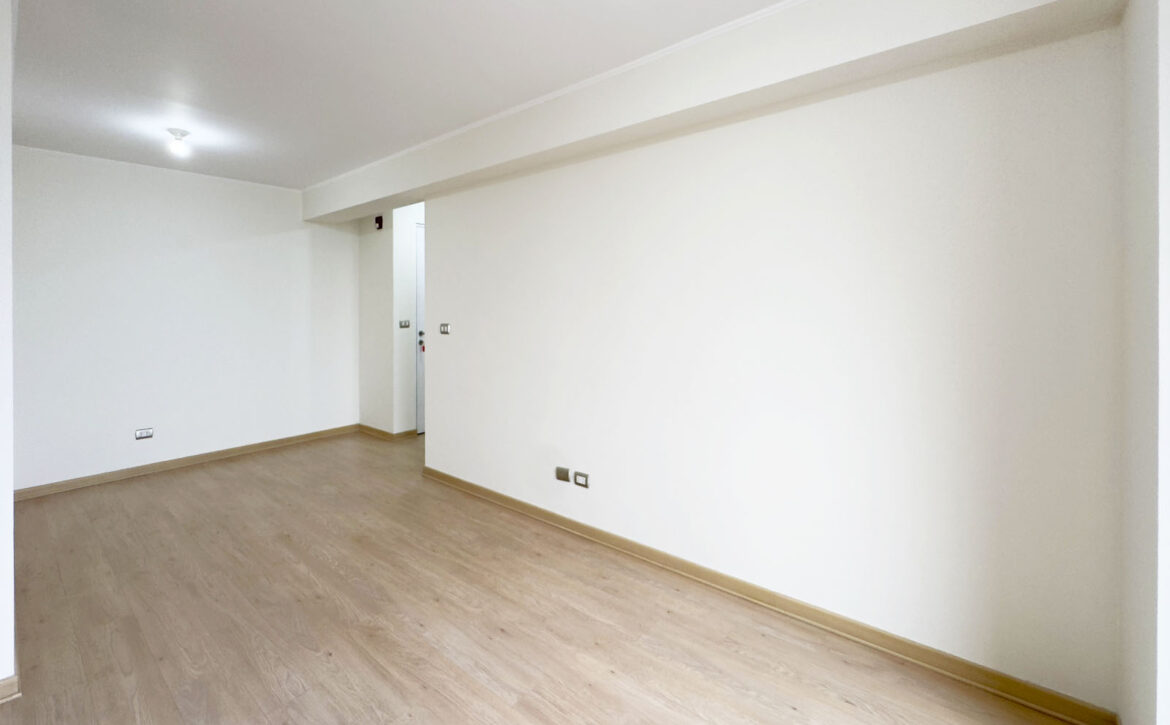 Sala-comedor con piso laminado y salida a balcón, departamento en venta en Lince