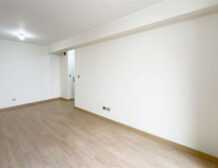 Sala-comedor con piso laminado y salida a balcón, departamento en venta en Lince