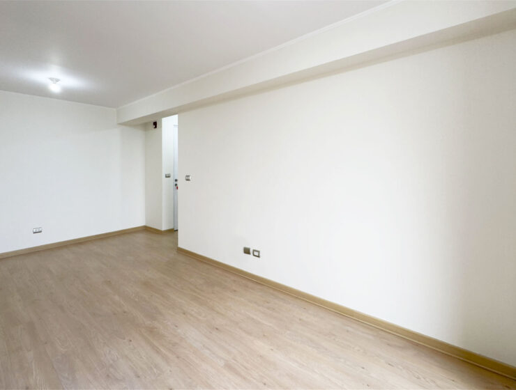 Sala-comedor con piso laminado y salida a balcón, departamento en venta en Lince