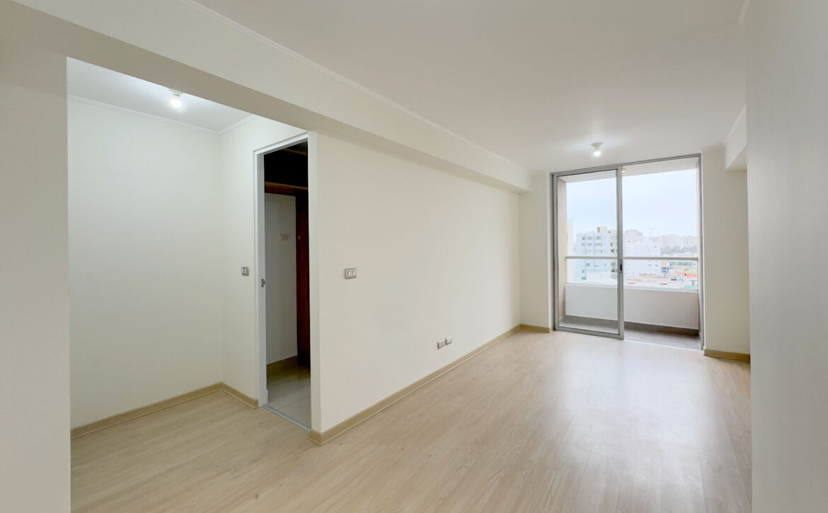 Sala-comedor con balcón y vista a Lince, departamento en venta en Lince