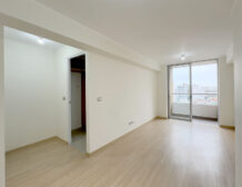 Sala-comedor con balcón y vista a Lince, departamento en venta en Lince