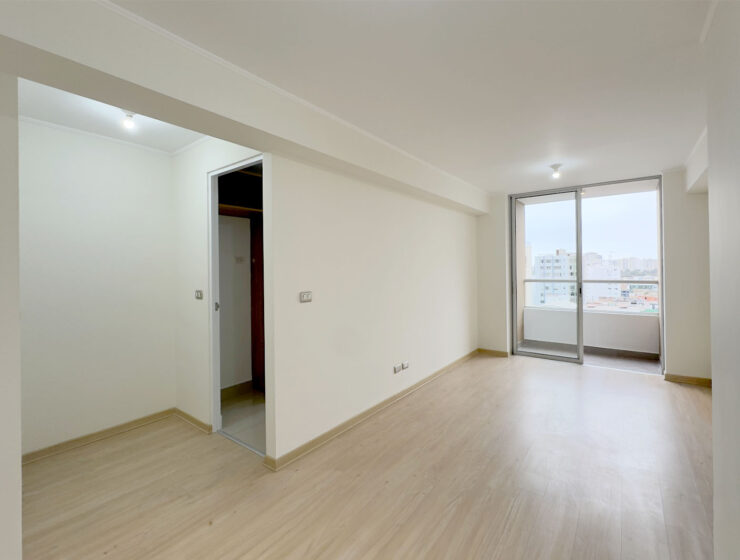 Sala-comedor con balcón y vista a Lince, departamento en venta en Lince