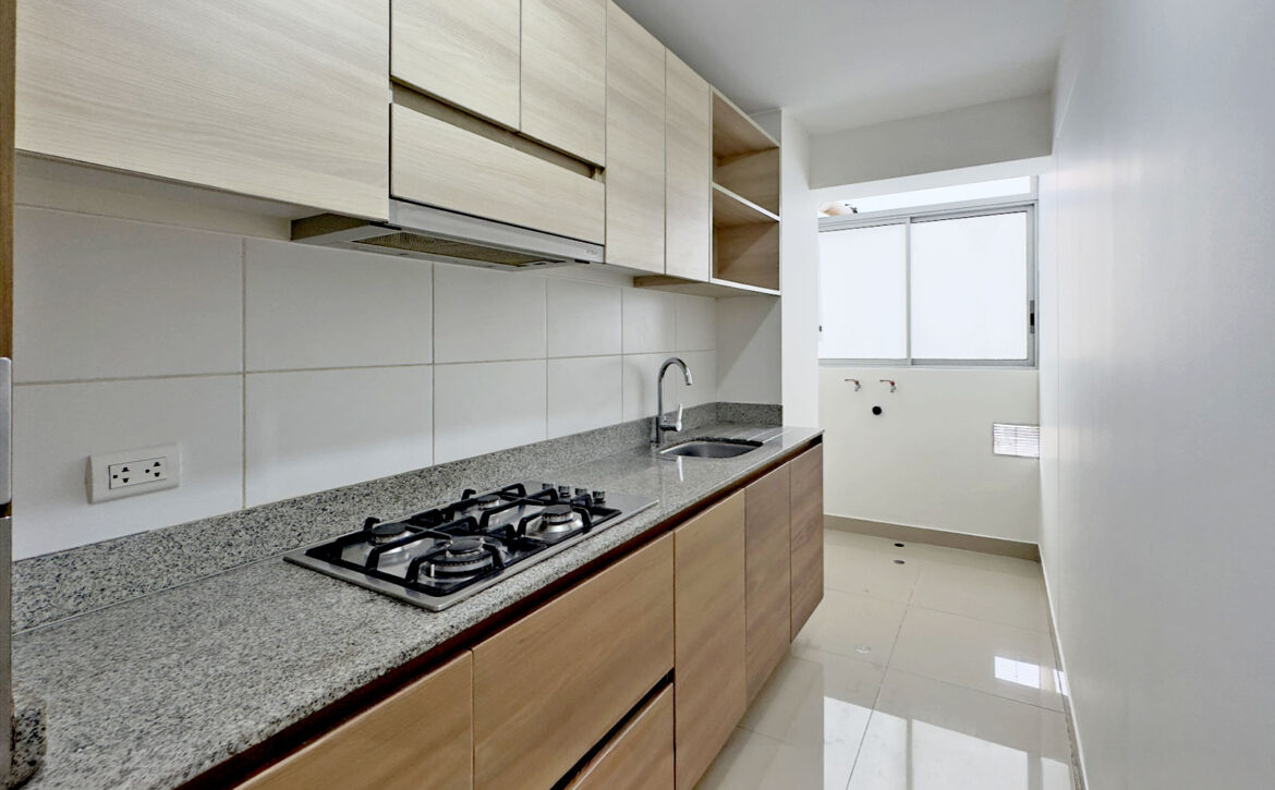 Cocina cerrada con tendedero y área de lavandería, departamento en venta en Lince