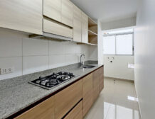 Cocina cerrada con tendedero y área de lavandería, departamento en venta en Lince
