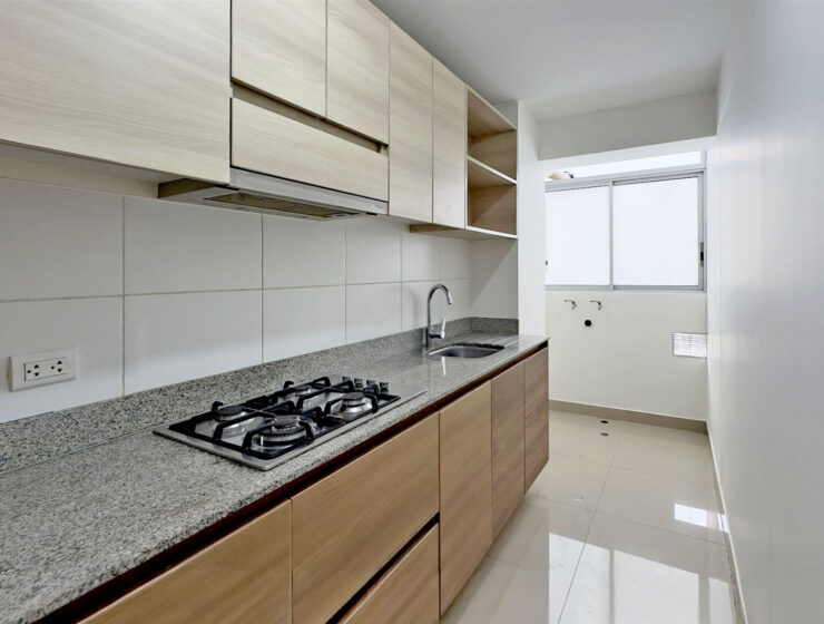 Cocina cerrada con tendedero y área de lavandería, departamento en venta en Lince
