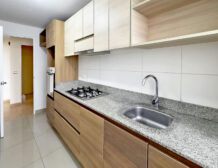 Detalle de cocina equipada con muebles altos y bajos, departamento en venta en Lince