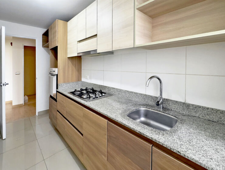 Detalle de cocina equipada con muebles altos y bajos, departamento en venta en Lince
