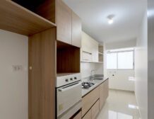 Cocina cerrada equipada con cocina a gas y horno empotrado, departamento en venta en Lince