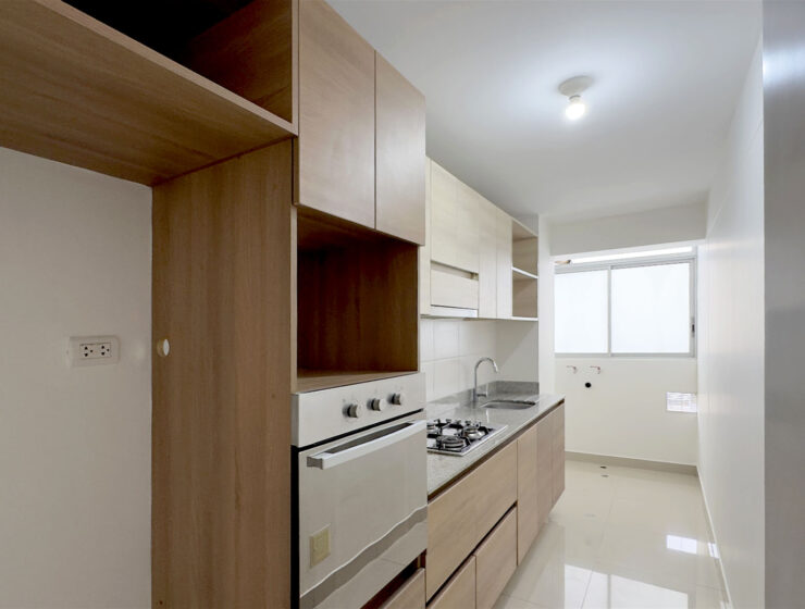 Cocina cerrada equipada con cocina a gas y horno empotrado, departamento en venta en Lince