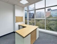 Oficina privada con escritorio en L y vista a la ciudad, oficina en alquiler en San Isidro